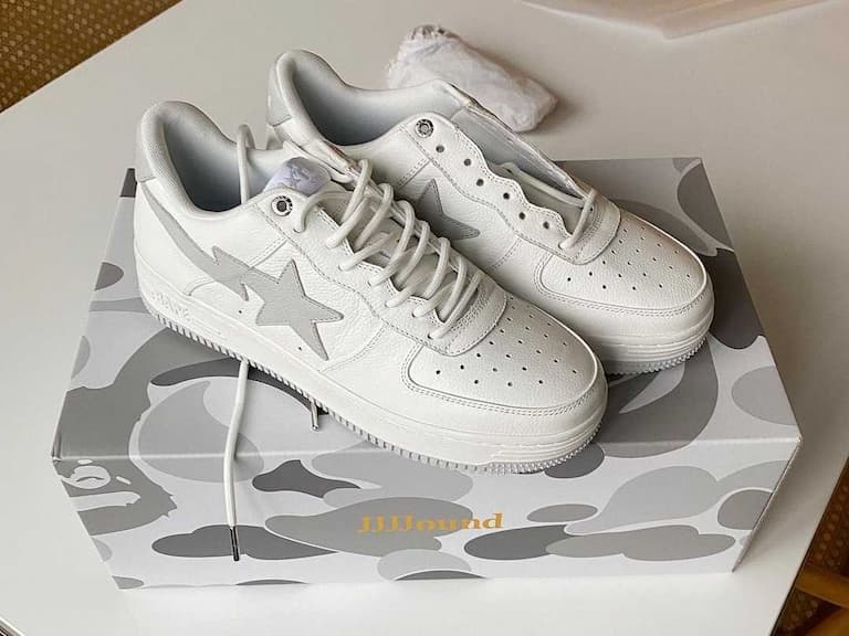 JJJJound 釋出最新聯名 BAPE STA 質感白鞋，預計將於 2022 年春夏正式登陸！