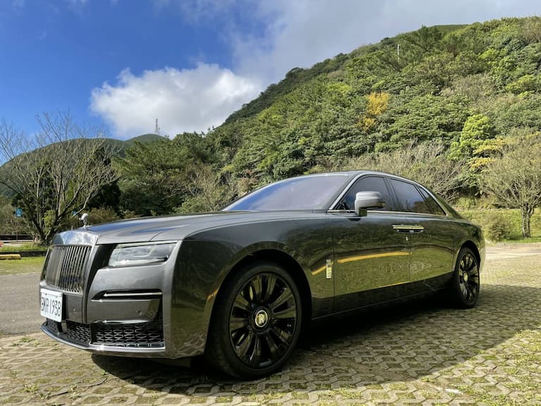 【老 J 推車】試駕勞斯萊斯 New Ghost 一台要價 2600 萬，不只按摩椅、車內隔音幾近「無聲」太難忘！