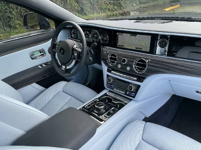 車內儀表板改成數位螢幕，其他配置大多維持傳統樣貌，如：調控的溫度旋鈕，堅持冷、熱等手動調控