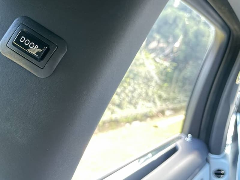 後座內部 C 柱的按鈕，能使車門「自動關閉」