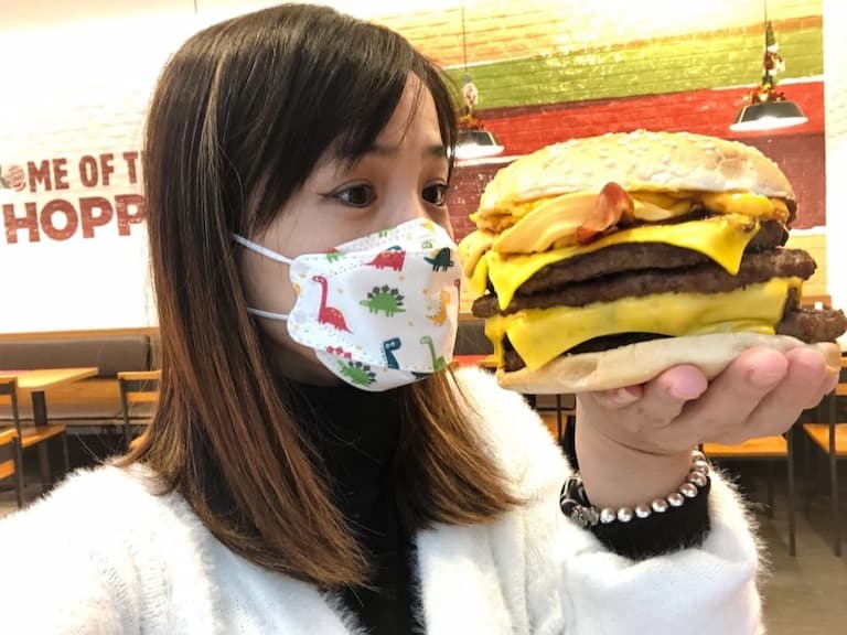 3 家速食店年末暖心優惠,漢堡王「17.6 盎司牛肉堡」、拿坡里「重量級腿排桶」給你滿滿熱量!