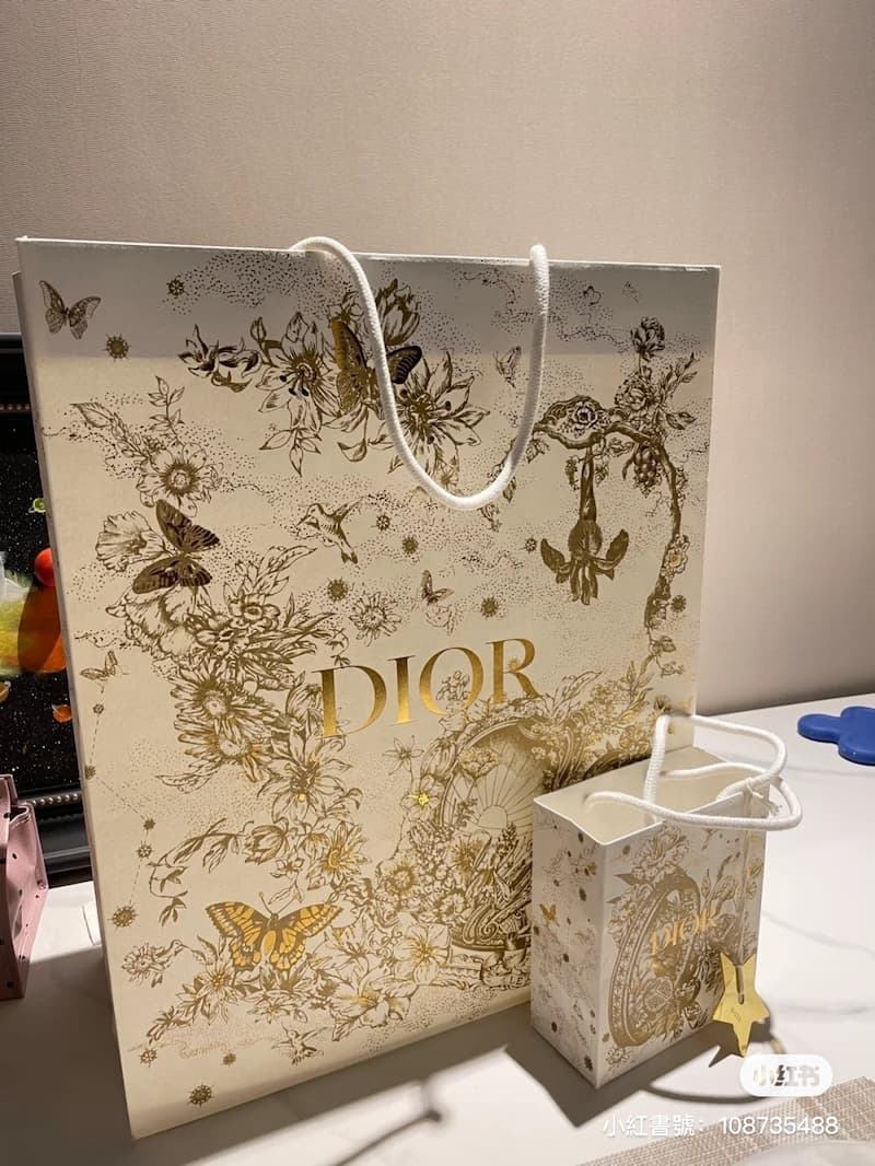 Dior、CHANEL⋯盤點五大「聖誕限定」名牌紙袋，夢幻到有人為了紙袋買包