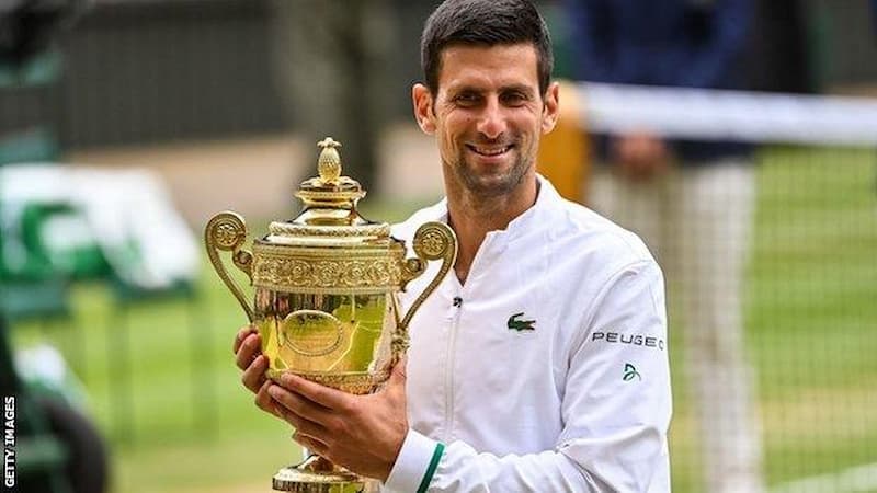 Novak Djokovic 獲得溫網冠軍獎盃