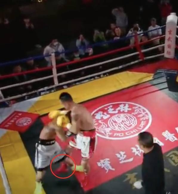中國選手玄武，「手腳並用」絆倒日本拳王，最後還抱摔，違反拳擊規則