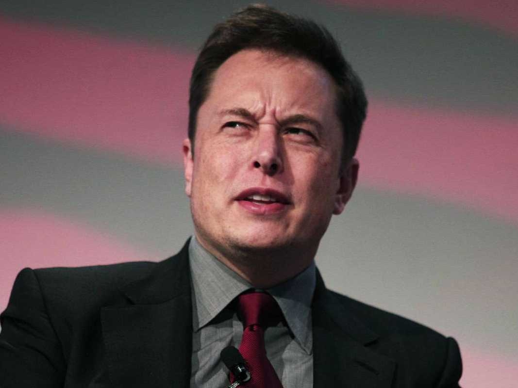 特斯拉執行長 Elon Musk 受訪表態「看衰元宇宙」，並稱：「沒人想把臉黏在螢幕整天！」