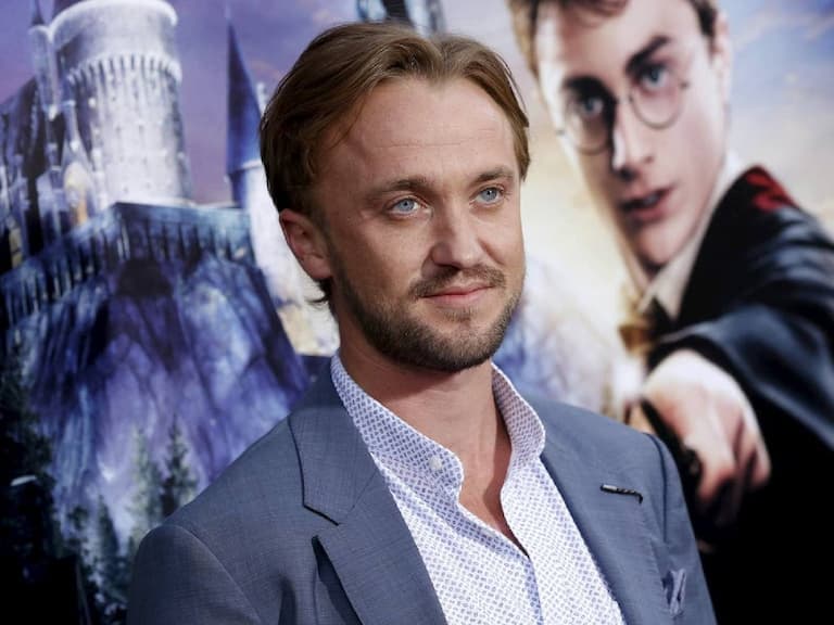 「跩哥馬份」Tom Felton 曬銀灰藍寶堅尼 Aventador 超跑，一台 2700 萬連肯爺、小賈都有～