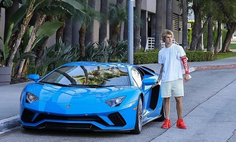 「小賈」Justin Bieber 在 18 歲就買了這台藍寶堅尼 Aventador 超跑