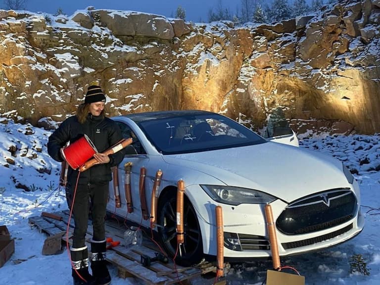 特斯拉 Model S 換電池要 62 萬,芬蘭網紅 Tuomas Katainen「不滿價格太貴」而綁 30 公斤炸藥炸掉車子!