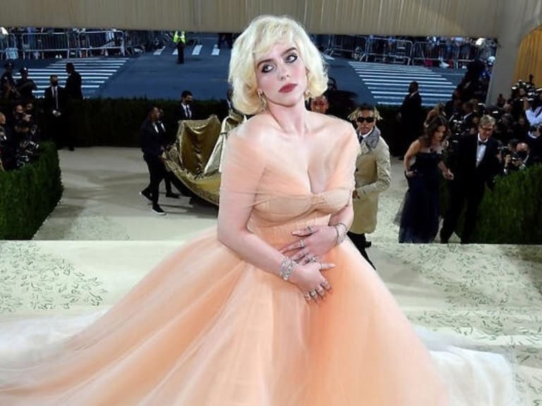 回顧怪奇比莉 Billie Eilish 最吸睛的 7 套紅毯最佳裝扮!從街頭潮流到性感嫵媚,獲封年度穿搭王!