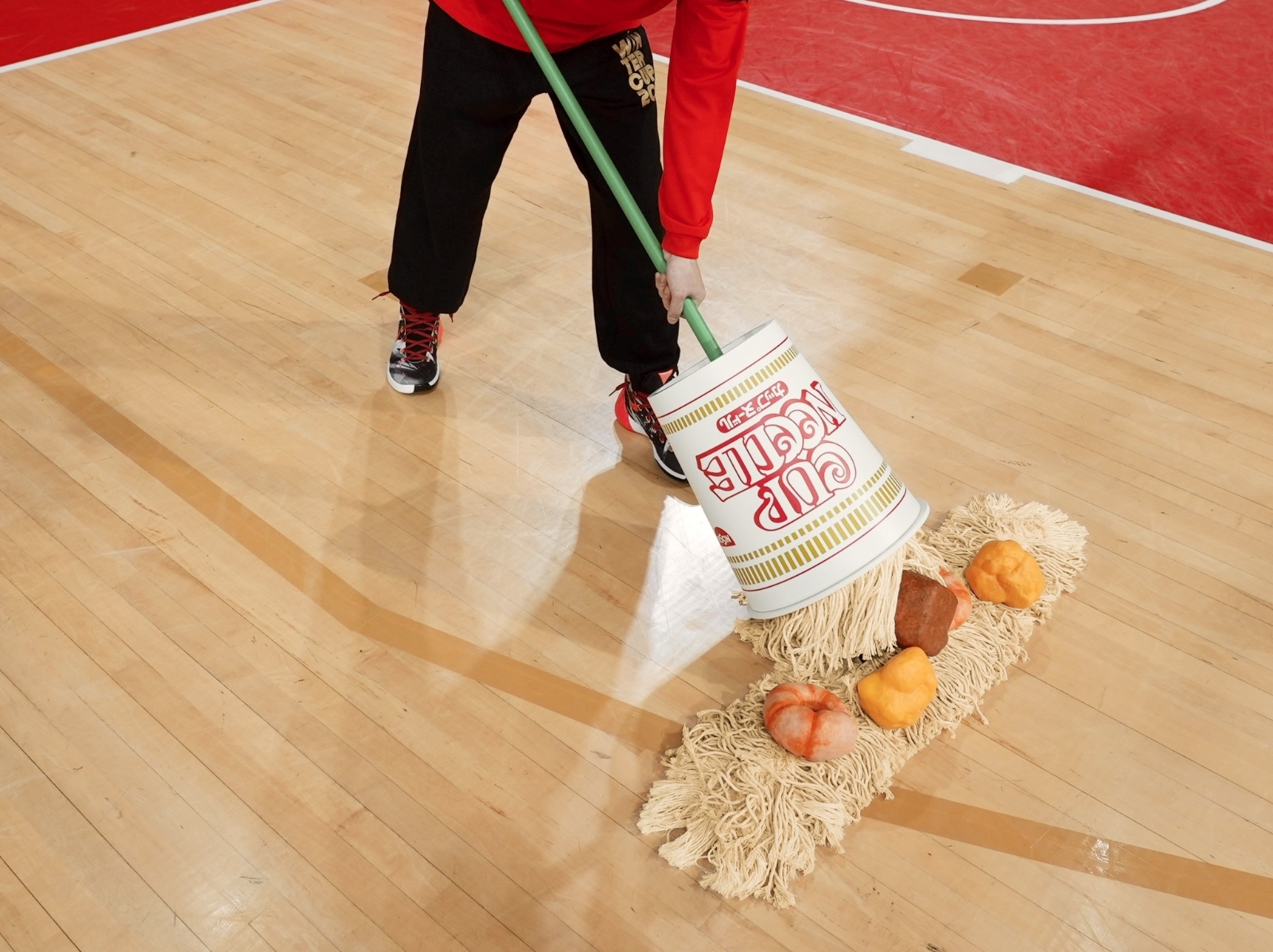 日清推出超鬧事「泡麵拖把」，還在籃球比賽中場休息用它來拖地！