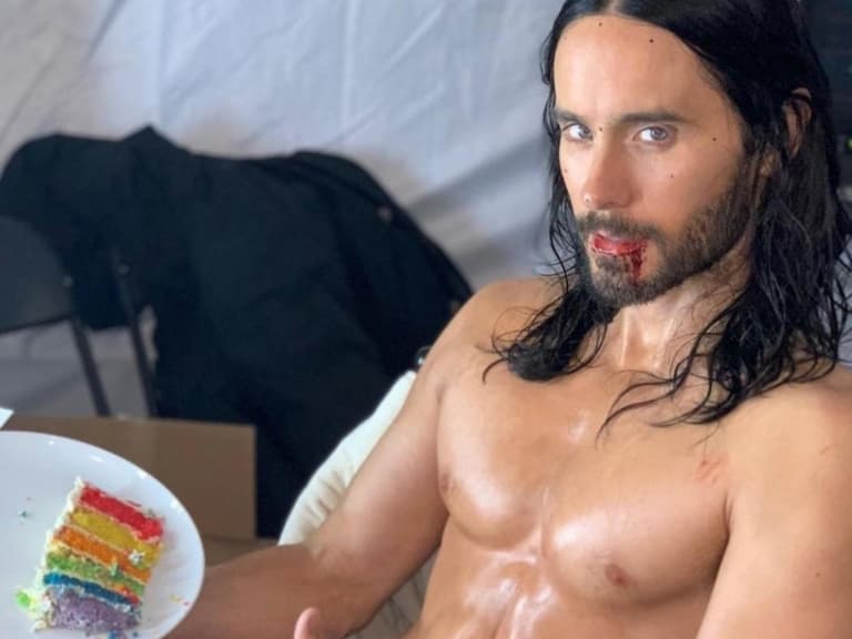 「小丑」傑瑞德雷托 Jared Leto 近日曬新照慶祝 50 歲生日，結實冰塊腹肌掀熱議！