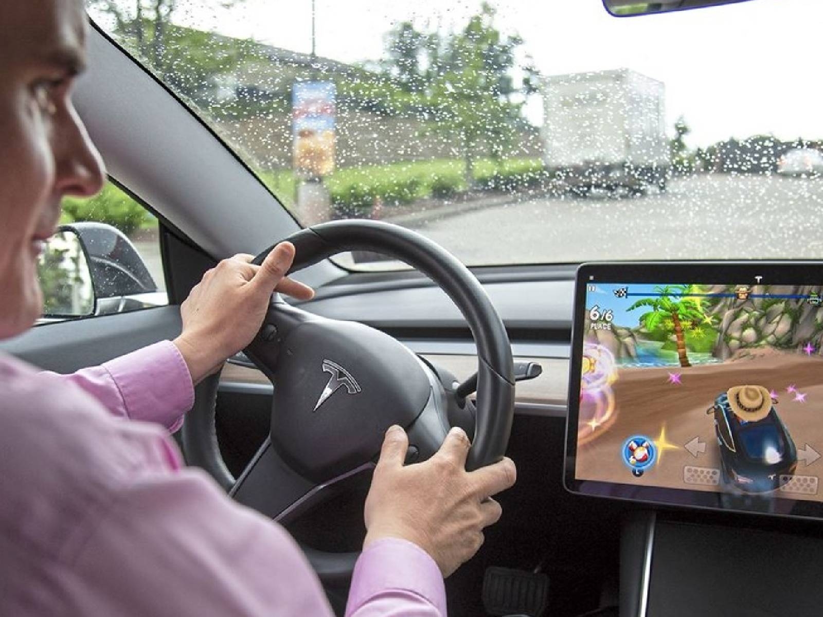 特斯拉  Passenger Play 功能更新「禁止行駛中用螢幕玩遊戲」，認為會分散注意力、增加車禍危險！