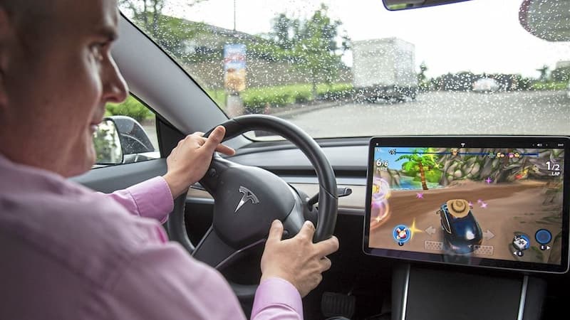 美國電動車品牌特斯拉（Tesla）所推出的 Passenger Play 遊戲功能