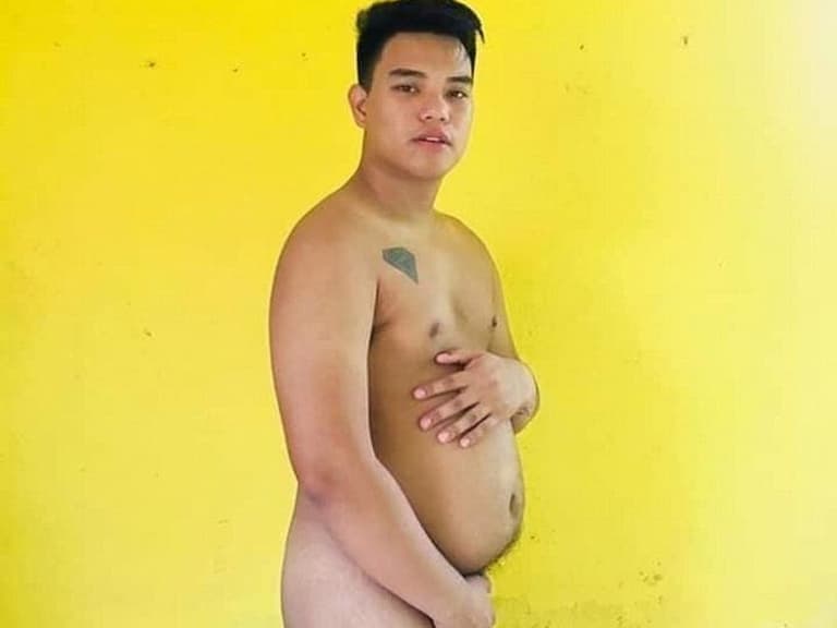 「啤酒肚男」仿拍孕婦寫真,超慈祥眼神與手上的啤酒形成強烈對比!