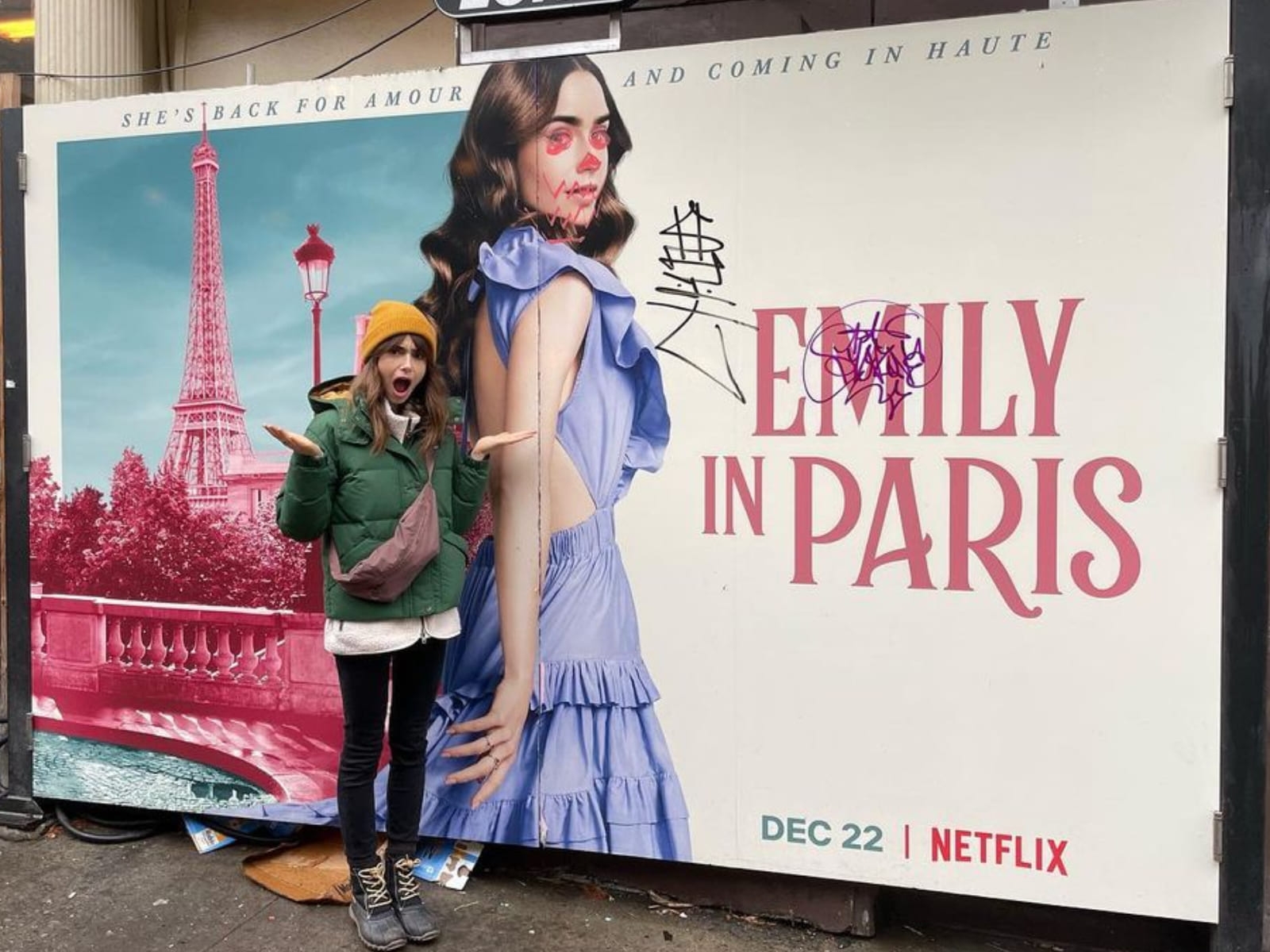 《艾蜜莉在巴黎》看板遭塗鴉！莉莉柯林斯 Lily Collins 高 EQ 回應再度圈粉！