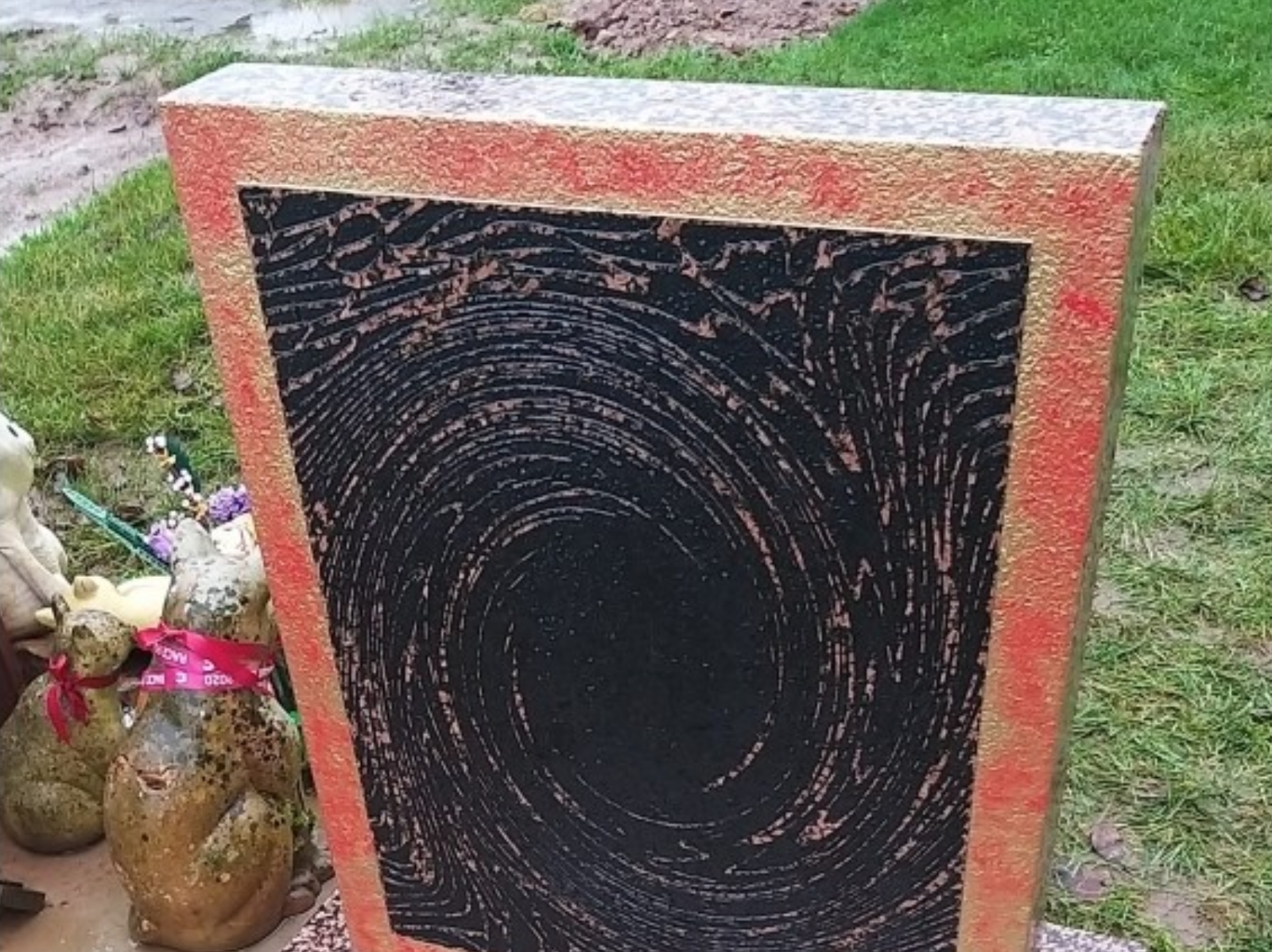 國外網友為熱愛《遊戲王》的兒子訂製「遊戲王卡」墓碑，暖心發文引來網友熱淚！