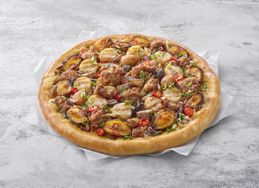 必勝客 Pizza Hut × 米其林一星台菜金蓬萊推出「摘星佛跳牆比薩」，鮑魚、干貝、海參塞滿滿！