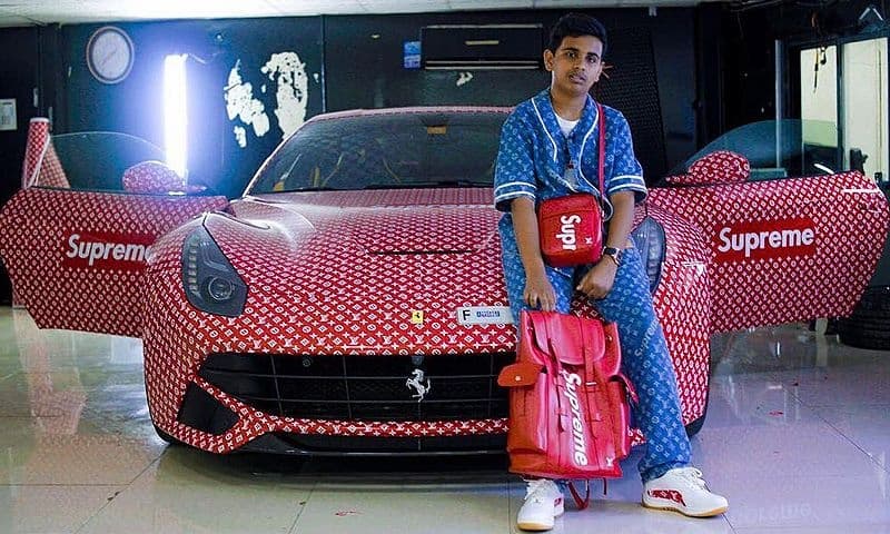 19 歲炫富網紅「Money Kicks」Reshad Belhasa，有著「杜拜最有錢小孩」的稱號，從小就不斷炫富，家中還養有 500 隻動物