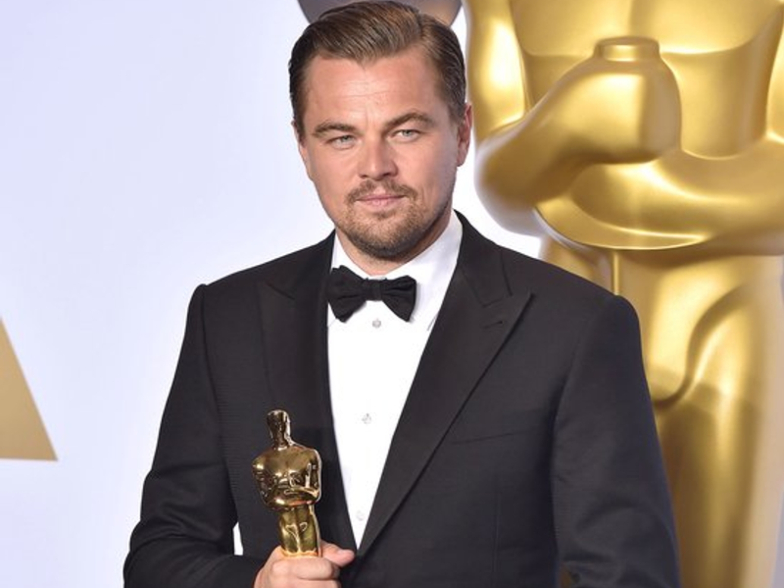 李奧納多狄卡皮歐 Leonardo DiCaprio 裸上身度假，身材再度引熱議：「連背部都小一個 SIZE！」