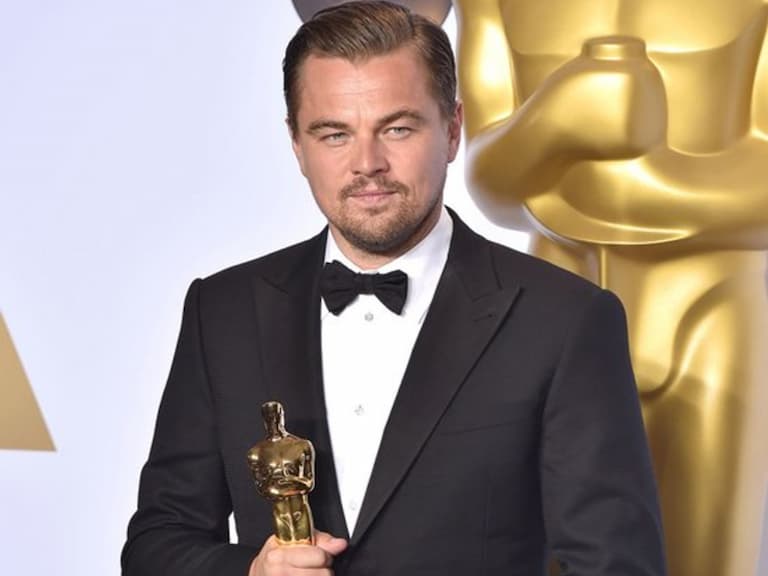 李奧納多狄卡皮歐 Leonardo DiCaprio 裸上身度假,身材再度引熱議:「連背部都小一個 SIZE!」