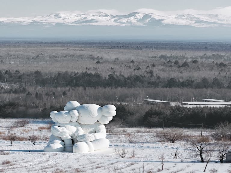 《KAWS：Holidays》第 8 站前進中國長白山，打造首個  COMPANION 巨型雪雕！