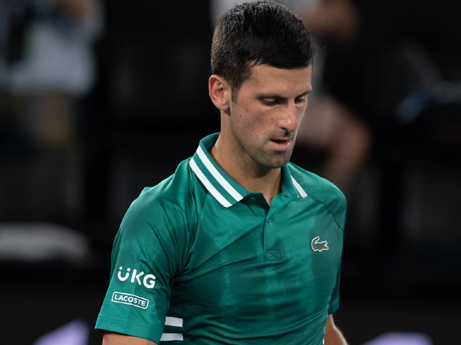 球王 Novak Djokovic 拿醫療豁免打澳網引爭議，在機場被囚禁 5 小時後恐被遣返回國！