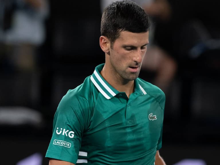 球王 Novak Djokovic 拿醫療豁免打澳網引爭議，在機場被囚禁 5 小時後恐被遣返回國！