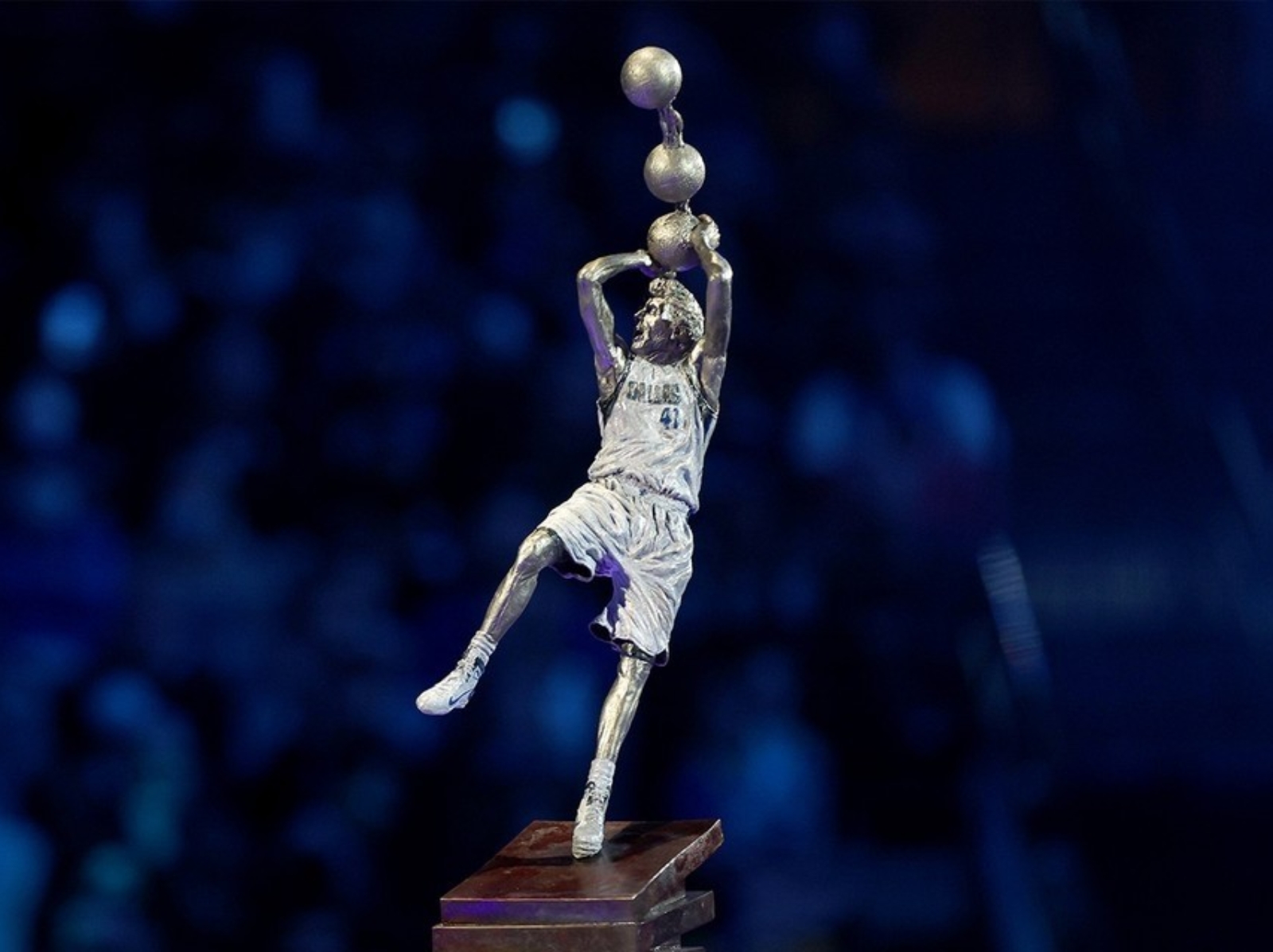 NBA 傳奇球星 Dirk Nowitzki 舉行球衣退休儀式，但「紀念雕像」的設計卻引起網友討論！