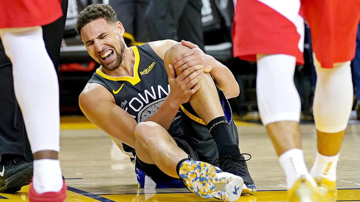 Klay Thompson 在 2019 年 NBA 總冠軍賽灌籃落地時傷到左膝蓋並造成 ACL 十字韌帶撕裂，當下他極為痛苦