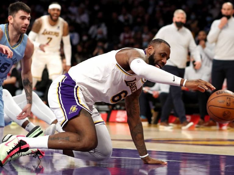 NBA／「詹皇」LeBron James 跪地搶球拼整季，湖人隊友：他為我們做了一切，真的向他致敬