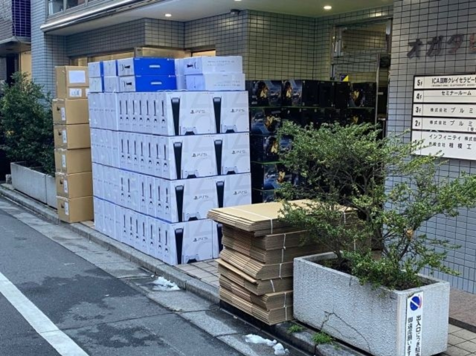 日本街頭出現大量 PS5、Xbox Series X 主機，疑似中國黃牛準備炒賣兜售！
