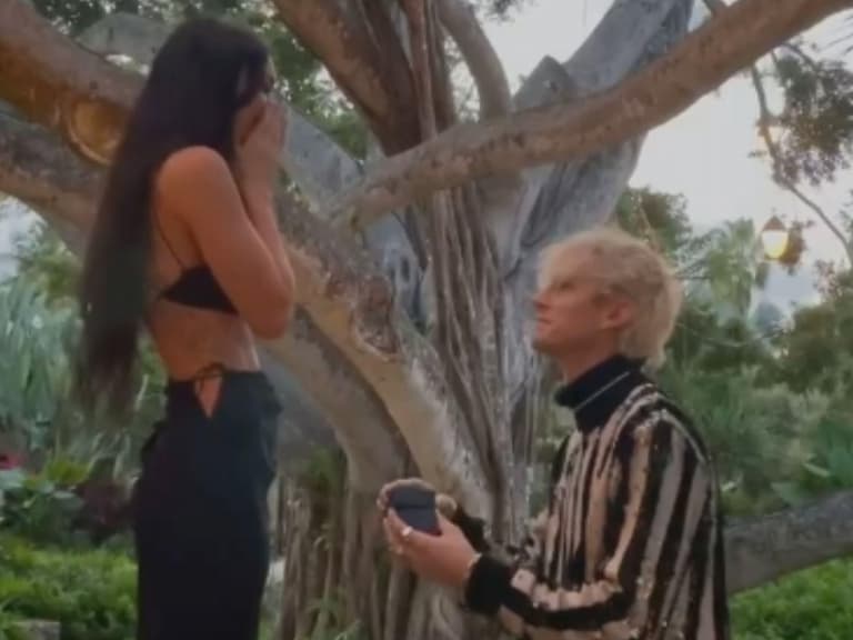 梅根福克斯、MGK 曬婚戒宣布訂婚!小倆口重遊約會舊地,在榕樹下互飲鮮血為證!