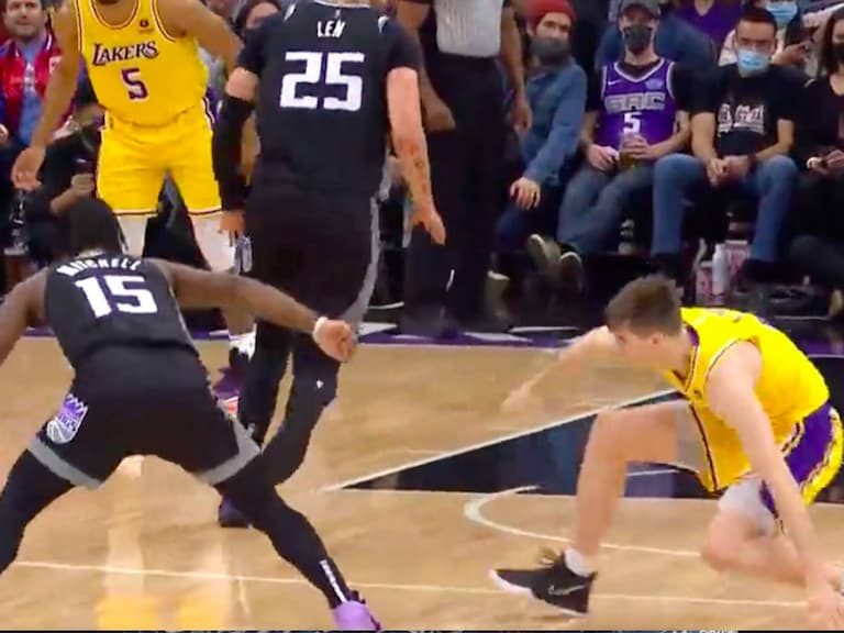 NBA/詹皇被「國王菜鳥」直接過人得分,Davion Mitchell 還換手運球晃倒湖人小將!