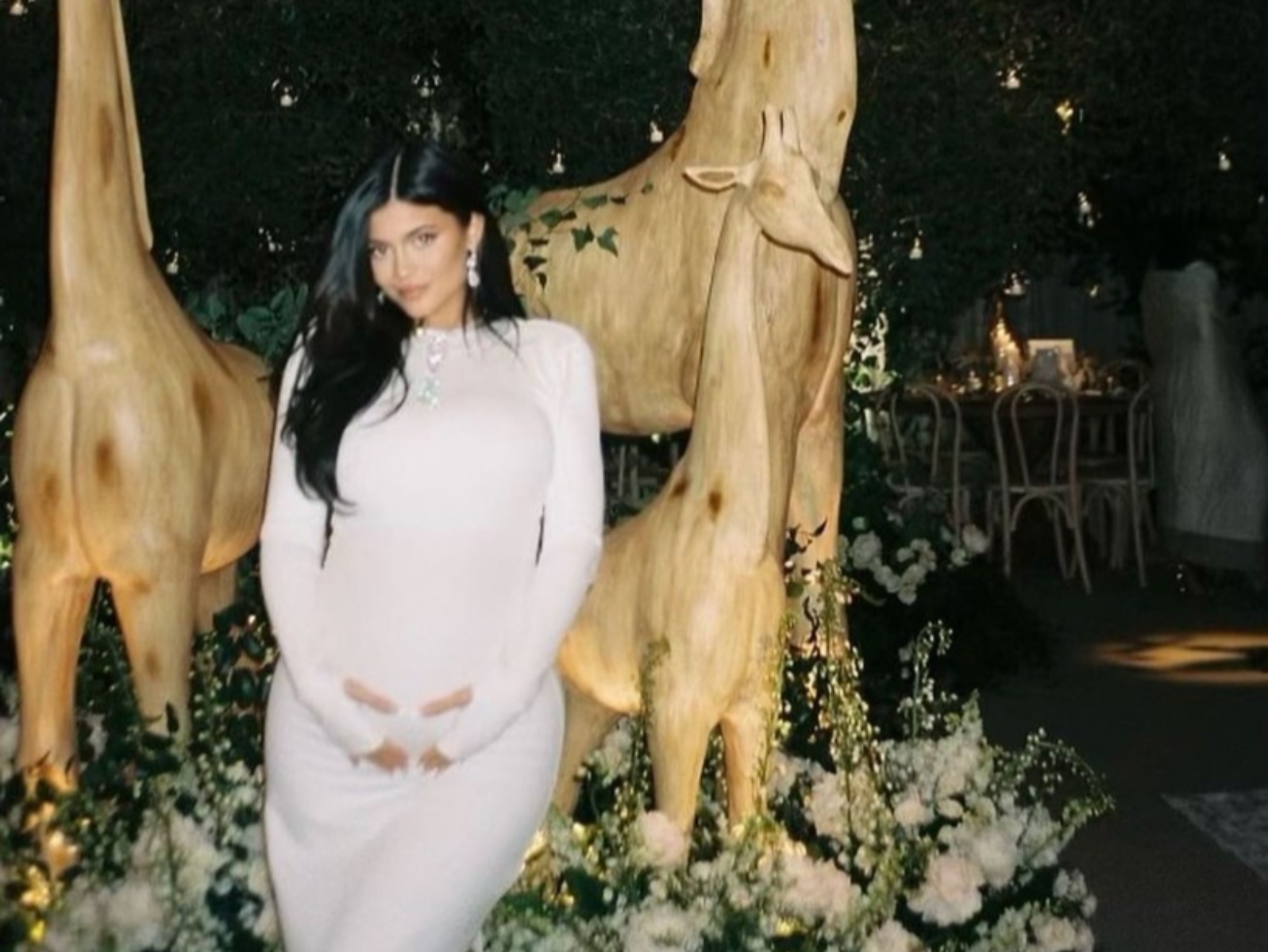Kylie Jenner 為產前派對訂做 3 隻長頸鹿巨型木雕，更將會場佈置成超奢華玫瑰森林！