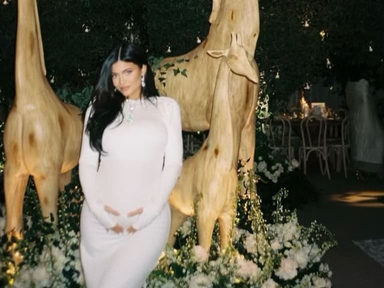 Kylie Jenner 為產前派對訂做 3 隻長頸鹿巨型木雕，更將會場佈置成超奢華玫瑰森林！