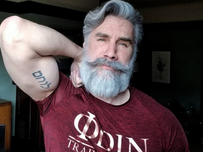 美國大叔 Greg Berzinsky 俊俏臉蛋＋勇猛肌肉引網暴動！超自律 3 招保養技巧：香水是年輕關鍵！