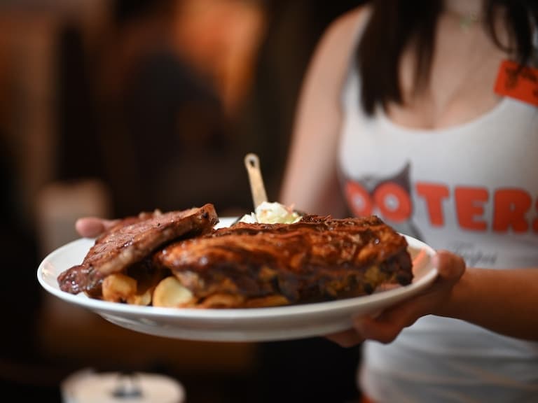爸爸們最愛的親子餐廳，美式餐廳Hooters進駐遠百竹北店，成為最新打卡熱點！