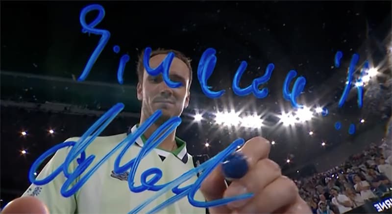 Daniil Medvedev 在獲勝後寫下：「Siuuuuuu」反擊球迷