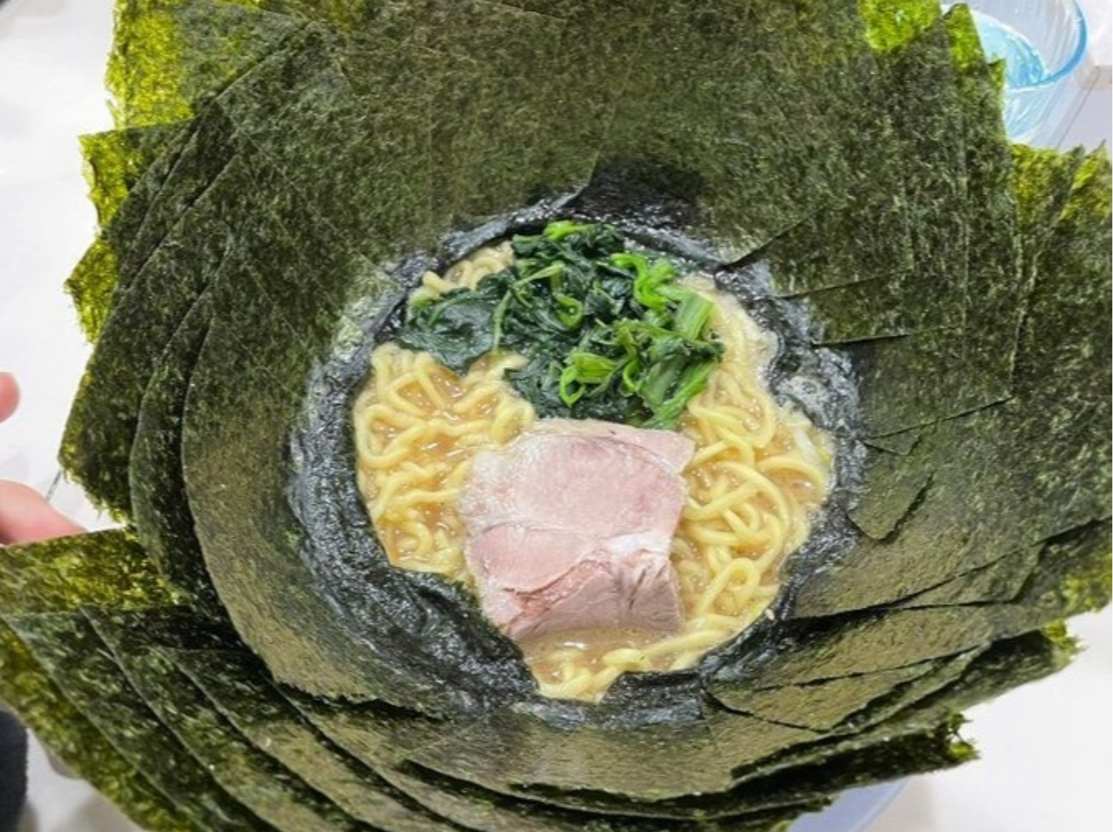 日本網友在食券機按了「海苔 10 枚」3 次，竟擺盤出了超奢華的「海苔漩渦拉麵」！