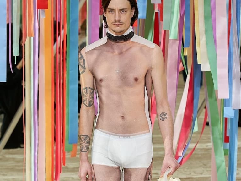 Loewe、JW Anderson 2022 秋冬男裝走秀太有梗,「肉胎裝」、「解放乳頭」設計通通來!