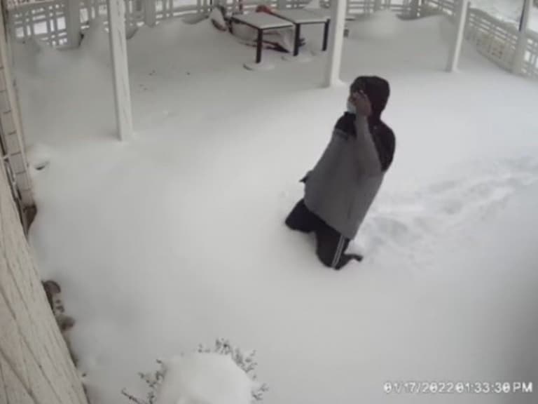 加拿大男子不顧暴風雪，堅持踩 60 分厚的積雪外出用餐，結果餐廳沒開當場崩潰跪地！
