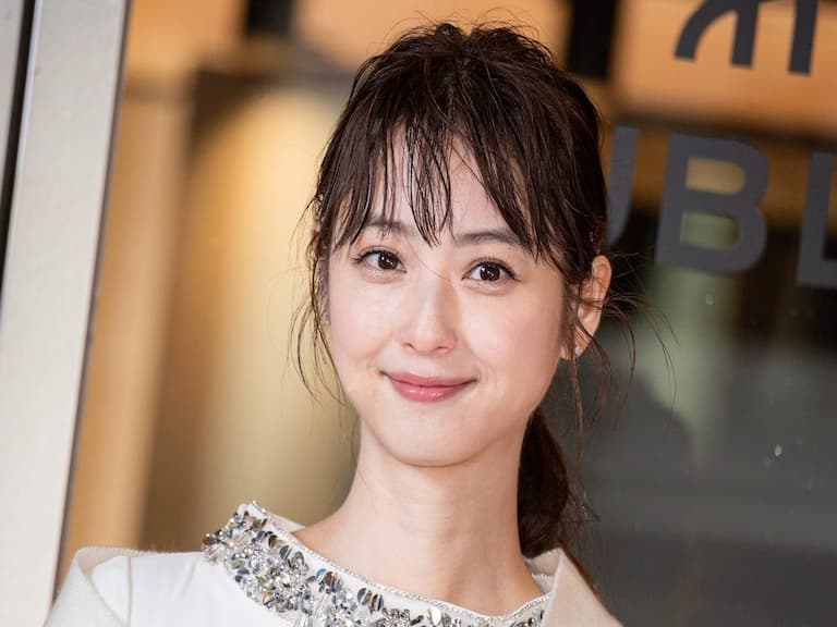 佐佐木希、龜梨和也陸續爆出確診！疫情延燒至日本演藝圈、一天驚爆 10 多位藝人染疫！