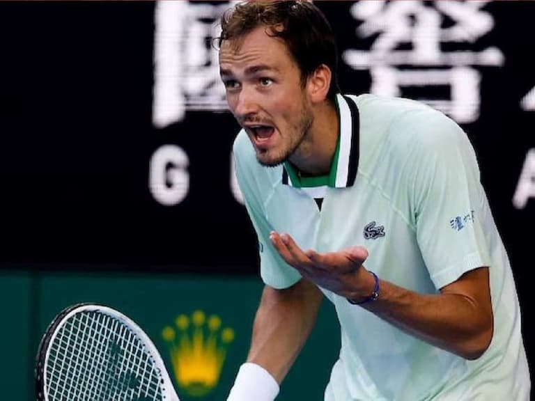 俄羅斯名將 Daniil Medvedev 不滿上廁所暫停時間太短，怒轟主審：「規則誰訂的？我他 X 不能小便」