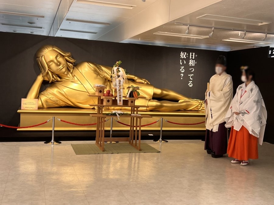 《東京卍復仇者》日本展覽出現「超巨大金黃 Mikey 臥佛」，官方表示：「祈求活動順利！」