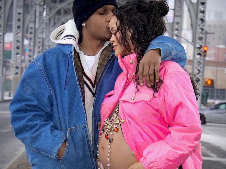 A$AP Rocky 與女友蕾哈娜 Rihanna 晉升新手爸媽,現身紐約街頭首曬「隆起孕肚」!