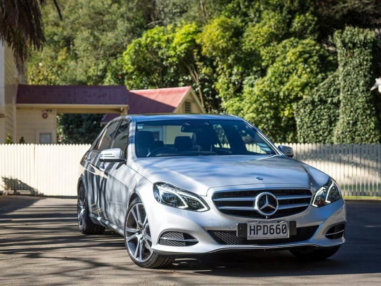 英國賓士 E300 Hybrid 車主二手車報廢剩 47 萬，卻要用「55 萬換新電池」令他不滿！