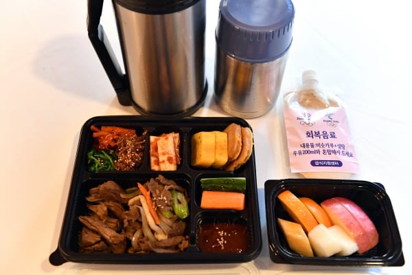 韓國自己提供自家選手餐盒，在北京冬奧設立餐飲支援中心，為選手直送餐盒等物品