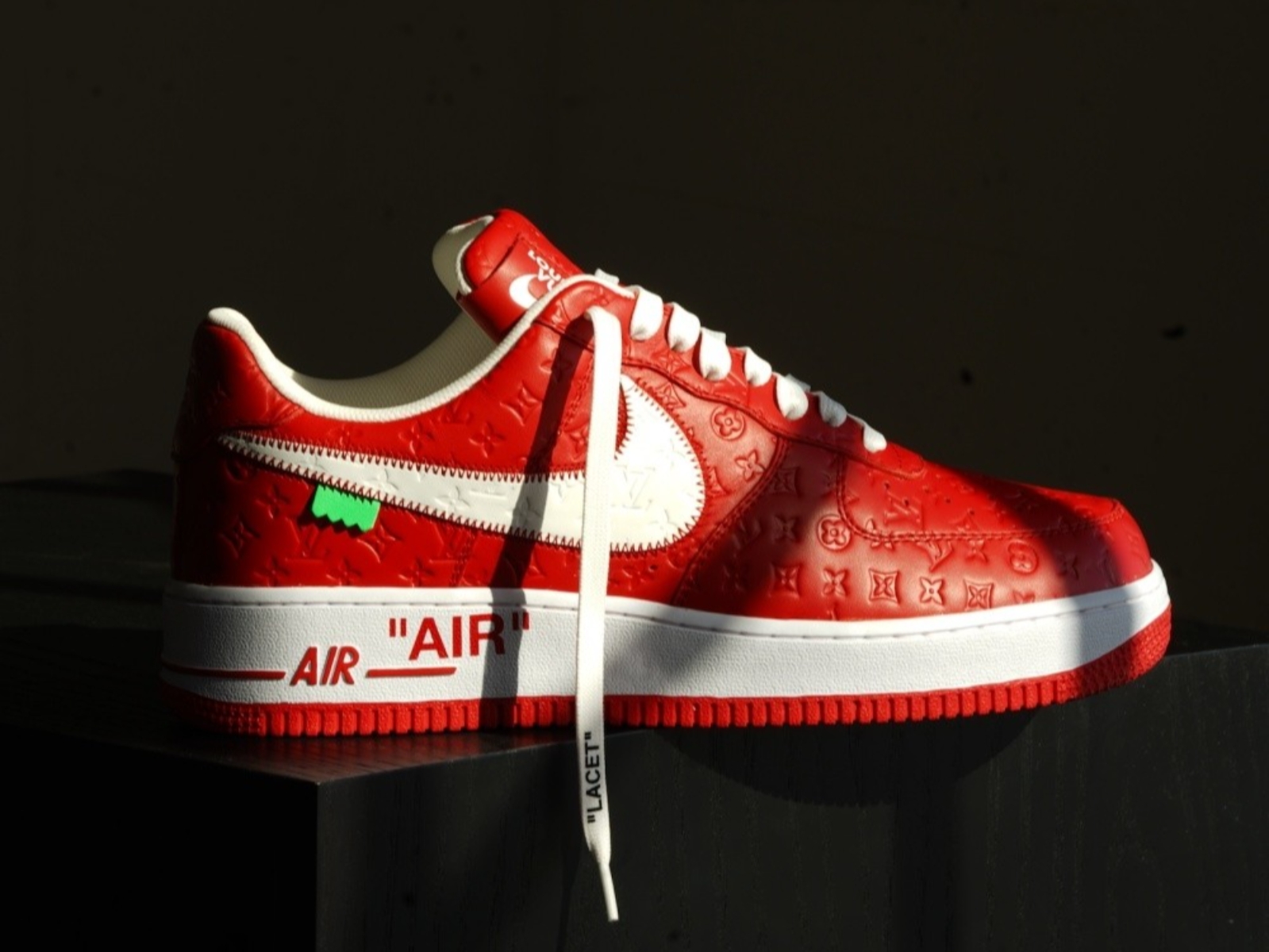 LV x Nike Air Force 1 「親友限定版」聯名球鞋竟被上架寄賣平台兜售，開價 5 萬美金還是秒殺！