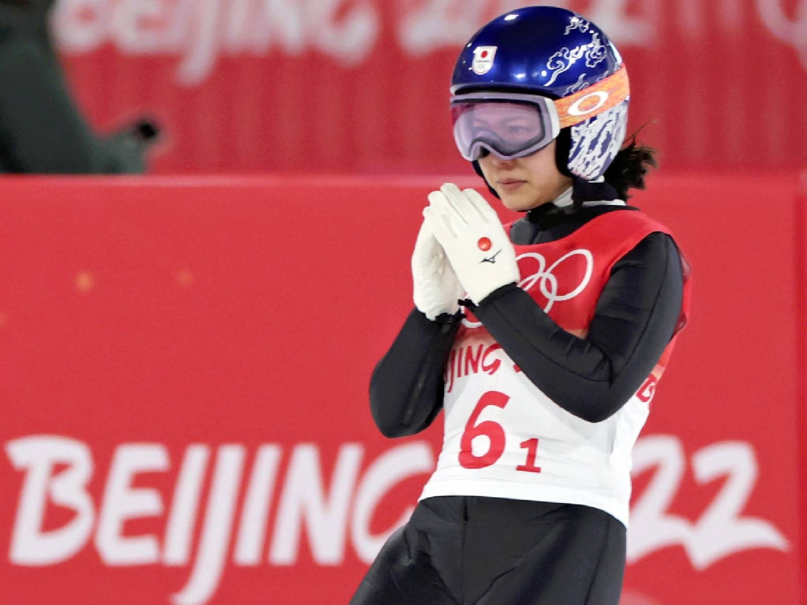 冬奧／日本滑雪女神高梨沙羅因「服裝大 2 公分」遭取消資格，賽後道歉：「我一人改變了大家的人生」