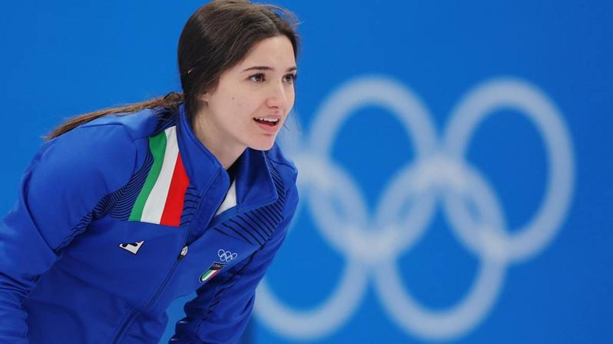 Stefania Constantini 在冰壺運動中，外型格外亮眼